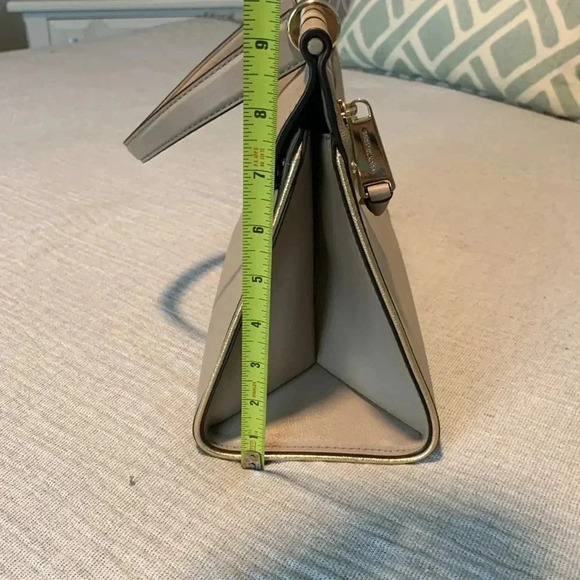 Michael Kors Leather Handbag top handle w/crossbody strap beige w/gold accents - Picture 15 of 16